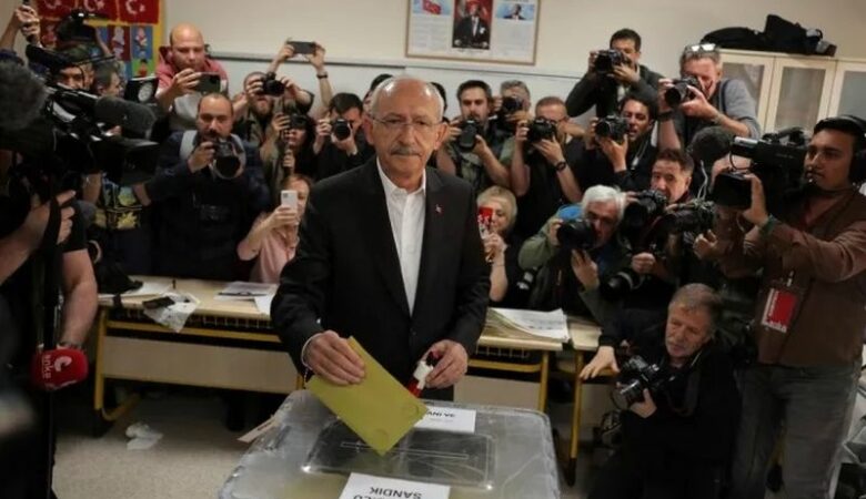 Εκλογές στην Τουρκία: Ψήφισε ο Κεμάλ Κιλιτσντάρογλου – «Η δημοκρατία μάς έλειψε»