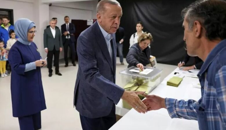 Εκλογές στην Τουρκία: Ο Ερντογάν ψήφισε και ευχήθηκε ένα «επικερδές μέλλον» για την χώρα