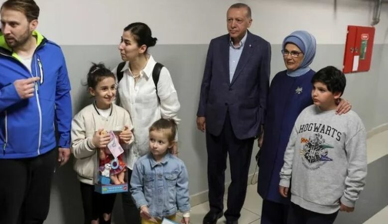Εκλογές στην Τουρκία: Ο Ερντογάν μοιράζει χρήματα σε παιδάκια – Δείτε βίντεο