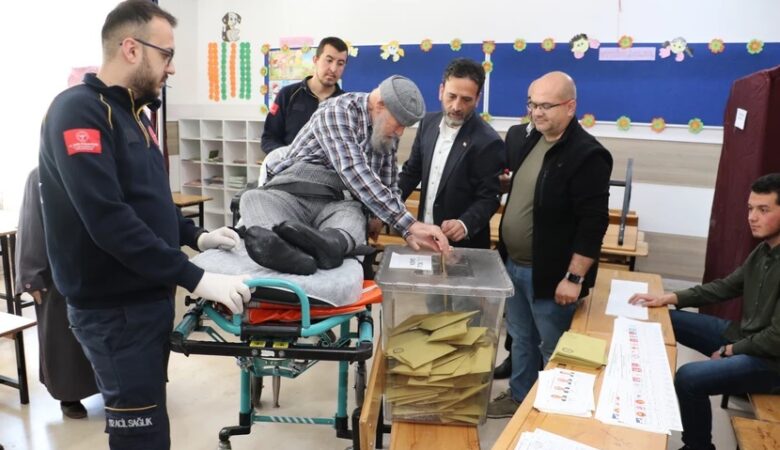 Εκλογές στην Τουρκία: Χωρίς προβλήματα εξελίχθηκε η διαδικασία – Οι ψηφοφόροι προσήλθαν ακόμα και με φορεία στις κάλπες