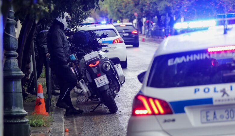 Συνελήφθησαν μετά από καταδίωξη δύο ένοπλοι Αλβανοί που προκάλεσαν επεισόδιο σε εμπορικό κέντρο της Αθήνας