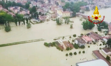 Ιταλία: Στην Τσεζένα πολλοί κάτοικοι ανέβηκαν στις στέγες των σπιτιών εξαιτίας της πλημμύρας