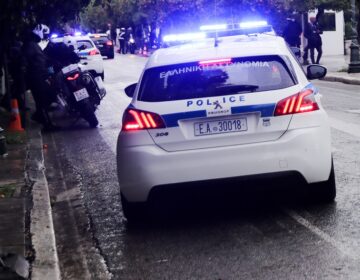 Χειροπέδες σε 12χρονο στην Πάτρα που έκλεψε και τραυμάτισε γυναίκα σε ΑΤΜ