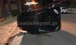 Λαμία: Οδηγός έχασε τον έλεγχο και το αυτοκίνητο του τούμπαρε μέσα στον δρόμο
