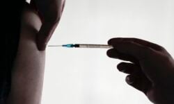 ΗΠΑ: Ξεκινά κλινική δοκιμή του καθολικού mRNA εμβολίου κατά της γρίπης