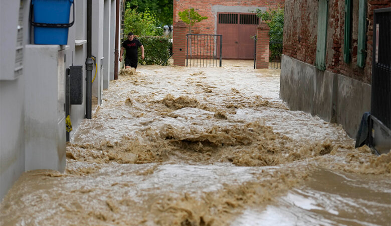 Ιταλία: Φονικές πλημμύρες με δεκάδες νεκρούς – Πάνω από 10.000 κάτοικοι αναγκάστηκαν να εγκαταλείψουν τα σπίτια τους