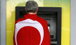 Ανησυχία για capital controls στην Τουρκία: Πολίτες πήγαν στα ATM για να βγάλουν λεφτά και βρέθηκαν προ εκπλήξεως
