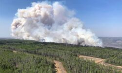 Καναδάς: «Μάχη» με τις φλόγες δίνουν οι πυροσβέστες – 87 οι ενεργές εστίες