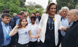 Εκλογές 2023: Με τα εγγόνια της ψήφισε η Ντόρα Μπακογιάννη – «Εύχομαι το βράδυ να γιορτάσουμε μια μεγάλη νίκη»