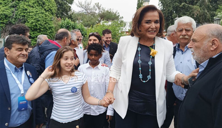 Εκλογές 2023: Με τα εγγόνια της ψήφισε η Ντόρα Μπακογιάννη – «Εύχομαι το βράδυ να γιορτάσουμε μια μεγάλη νίκη»