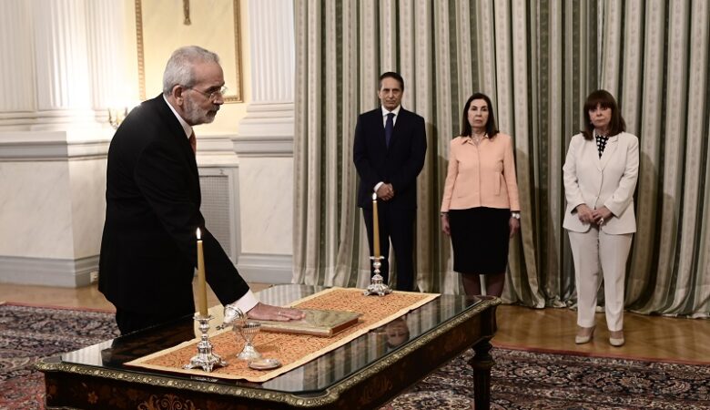 Ορκίστηκε υπηρεσιακός πρωθυπουργός ο Ιωάννης Σαρμάς – Του παρέδωσε τα «κλειδιά» του Μαξίμου ο Μητσοτάκης