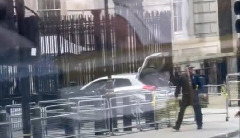 Συναγερμός στο Λονδίνο – Αυτοκίνητο προσέκρουσε στην πύλη της Downing Street