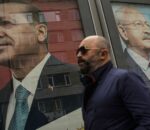 Τουρκία: Στη φυλακή 16χρονος γιατί ζωγράφισε «χιτλερικό» μουστάκι σε αφίσα του Ερντογάν