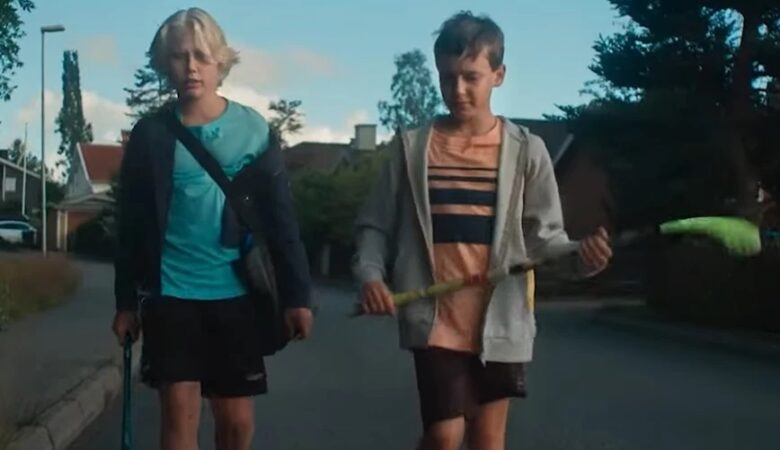 Σάλος με ερωτική ταινία μεταξύ αγοριών που έβαλε δασκάλα σε 10χρονους μαθητές – Πώς την κατάλαβαν οι γονείς