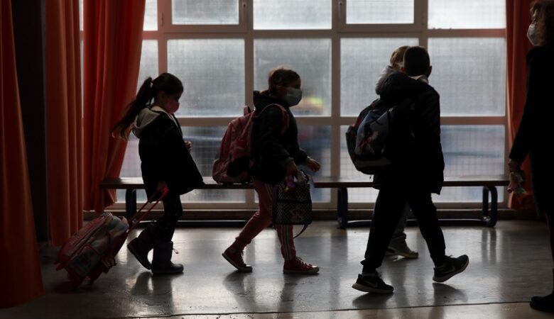 Κορονοϊός: Συναγερμός για το άνοιγμα των σχολείων – «Έρχονται ανακοινώσεις του ΕΟΔΥ»