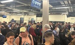 Βρετανία: Μεγάλες ουρές αναμονής με εκατοντάδες ανθρώπους στα αεροδρόμια Χίθροου και Γκάτγουικ του Λονδίνου