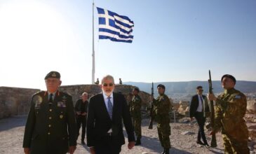 Στην έπαρση της σημαίας στην Ακρόπολη ο υπηρεσιακός πρωθυπουργός Ιωάννης Σαρμάς