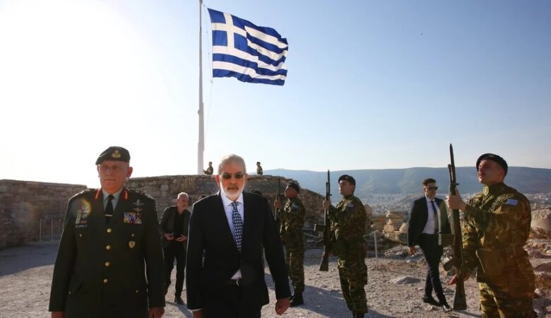 Στην έπαρση της σημαίας στην Ακρόπολη ο υπηρεσιακός πρωθυπουργός Ιωάννης Σαρμάς
