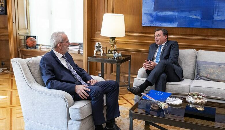 Συνάντηση του υπηρεσιακού πρωθυπουργού Ιωάννη Σαρμά με τον Μαργαρίτη Σχοινά