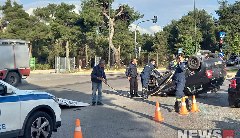 Ανατροπή αυτοκινήτου στη λεωφόρο Μαραθώνος στην Άνοιξη –  Η Πυροσβεστική απεγκλώβισε τον οδηγό