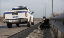 Συνελήφθησαν δύο άνδρες και μία γυναίκα για παράνομη μεταφορά μεταναστών στον Έβρο