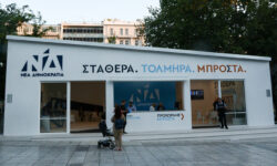 Επίθεση στο εκλογικό περίπτερο της ΝΔ στην Πανόρμου – Συνελήφθησαν τέσσερις ανήλικοι