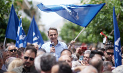 Ο Κυριάκος Μητσοτάκης στην Κόρινθο: Το «πρόεδρε έλα με φόρα» έγινε «πρόεδρε έλα με φόρους»