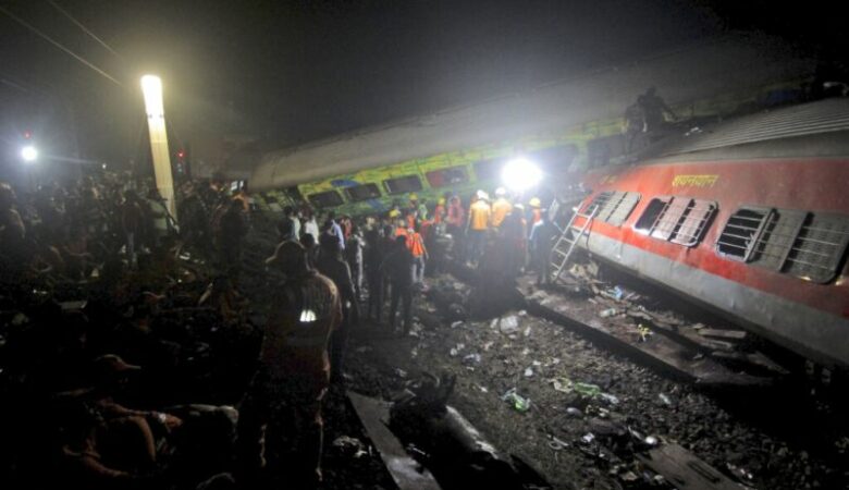 Σύγκρουση τρένων στην Ινδία: Τουλάχιστον 288 νεκροί και χιλιάδες οι τραυματίες – «Δεν έχουμε ελπίδα πως θα βρούμε ζωντανό αγνοούμενο»