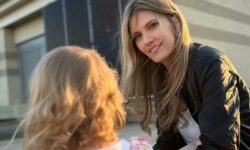 Εύα Καϊλή: Αν είχα αναφερθεί σε σημαντικά ονόματα… θα ψευδόμουν – Oι πρώτες κοινές φωτογραφίες με την κόρη της