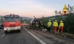 Λεωφορείο έπεσε σε χαράδρα έξω από την Νάπολη – Ένας νεκρός και 14 τραυματίες