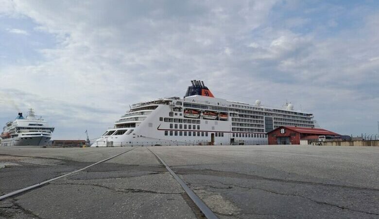 Για πρώτη φορά, δύο κρουαζιερόπλοια ταυτόχρονα στο λιμάνι της Θεσσαλονίκης – Καλοσώρισμα με κουλούρι και χορούς