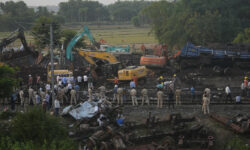 «Μάχη» για να κατανοήσουν τα αίτια της σιδηροδρομικής τραγωδίας στην Ινδία δίνουν οι Αρχές