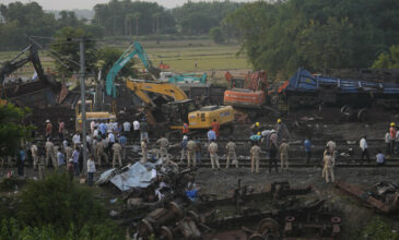 Ινδία: Τουλάχιστον 100 σοροί παραμένουν στα αζήτητα μετά το πολύνεκρο σιδηροδρομικό δυστύχημα