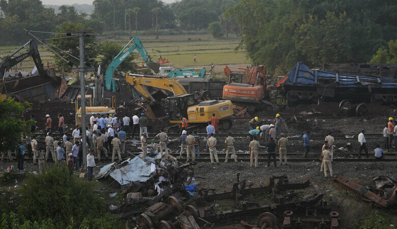 «Μάχη» για να κατανοήσουν τα αίτια της σιδηροδρομικής τραγωδίας στην Ινδία δίνουν οι Αρχές