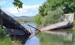Βίντεο-ντοκουμέντο της κατάρρευσης ξύλινης γέφυρας σε πάρκο της Άρτας