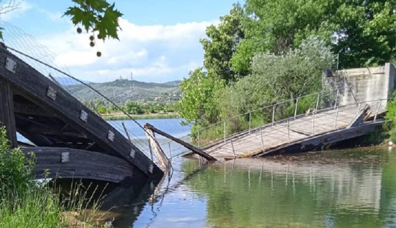 Βίντεο-ντοκουμέντο της κατάρρευσης ξύλινης γέφυρας σε πάρκο της Άρτας
