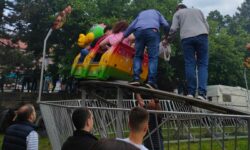 Πανικός σε λούνα παρκ στην Κοζάνη – Κόπηκαν δύο βαγόνια από τρενάκι εν κινήσει