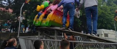 Πανικός σε λούνα παρκ στην Κοζάνη – Κόπηκαν δύο βαγόνια από τρενάκι εν κινήσει