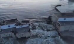 Ζελένσκι: «Οικοκτονία» η έκρηξη στο φράγμα Νόβα Καχόβκα – Συγκαλεί το Εθνικό Συμβούλιο Ασφαλείας και Άμυνας