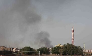 Σουδάν: Μαίνονται οι μάχες ανάμεσα στις στρατιωτικές φατρίες για τον έλεγχο αποθηκών όπλων και καυσίμων