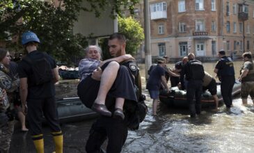 Ουκρανία: Οι διασώστες δίνουν μάχη για να απομακρύνουν τους κατοίκους από τις πλημμυρισμένες περιοχές