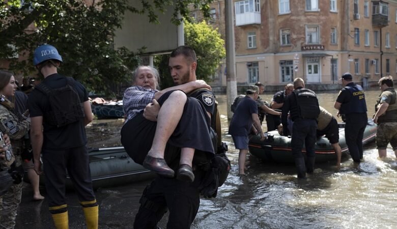 Ουκρανία: Οι διασώστες δίνουν μάχη για να απομακρύνουν τους κατοίκους από τις πλημμυρισμένες περιοχές