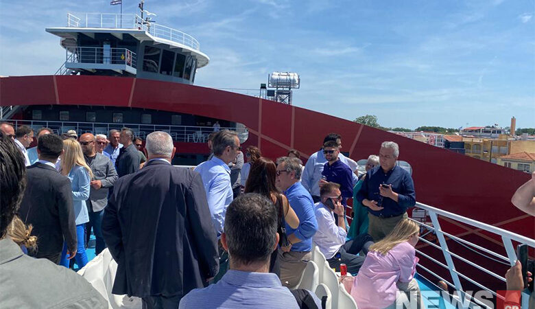 Στη Θάσο ο Κυριάκος Μητσοτάκης – Ο πρόεδρος της ΝΔ μίλησε με τους επιβάτες του πλοίου