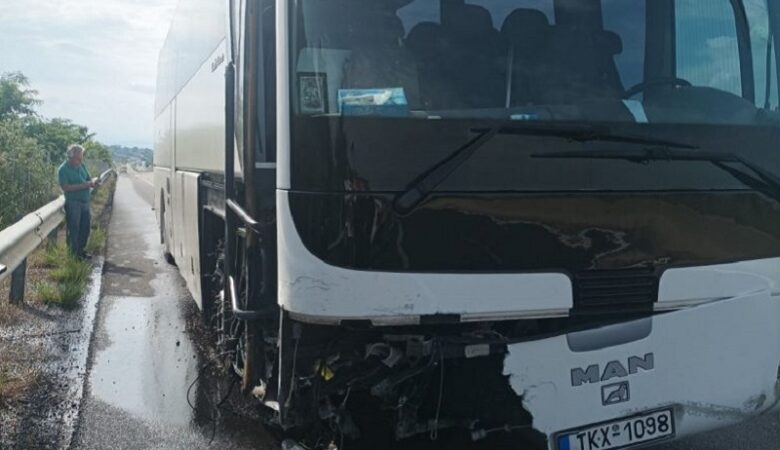 Λαμία: Παραλίγο τραγωδία με λεωφορείο του ΚΤΕΛ Τρικάλων – Έσκασε το λάστιχο και έπεσε στις μπάρες