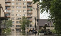 Φράγμα Καχόβκα: Με βάρκες απομακρύνονται οι εγκλωβισμένοι στις πλημμυρισμένες περιοχές της Χερσώνας