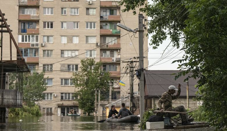 Φράγμα Καχόβκα: Με βάρκες απομακρύνονται οι εγκλωβισμένοι στις πλημμυρισμένες περιοχές της Χερσώνας