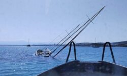 Βυθίστηκε ιστιοφόρο σκάφος στον κόλπο της Νάουσας στην Πάρο – Σώοι οι δύο επιβαίνοντες