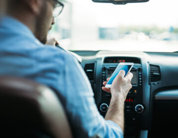 Tο 84% των Ελλήνων οδηγών χρησιμοποιεί το smartphone κατά τη διάρκεια της οδήγησης
