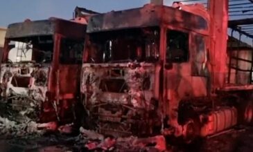 Εμπρησμός στον Ασπρόπυργο: Ένοπλοι άνδρες έκαψαν 2 νταλίκες σε πρατήριο υγρών καυσίμων – Δείτε βίντεο