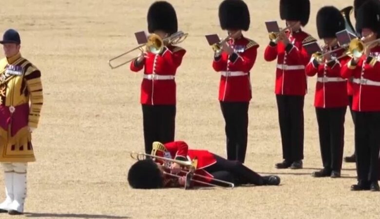 Απίστευτη εικόνα στη Βρετανία: Μέλη της βασιλικής φρουράς λιποθυμούν σε εκδήλωση λόγω ζέστης – Η μπάντα συνέχισε να παίζει
